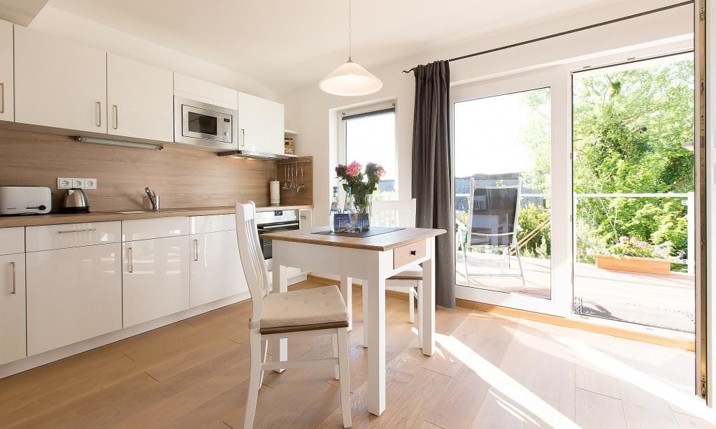 Moderne Küche mit Tisch und Terrasse