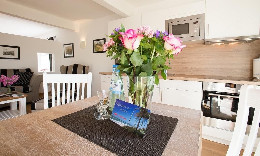 Moderne Küche mit Esstisch und Blumendekoration
