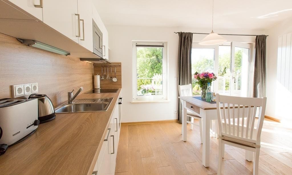 Moderne Küche mit Tisch und Stühlen