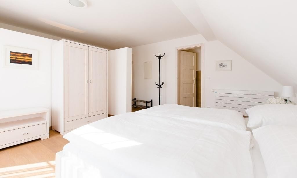 Helles Schlafzimmer mit Doppelbett und Schrank