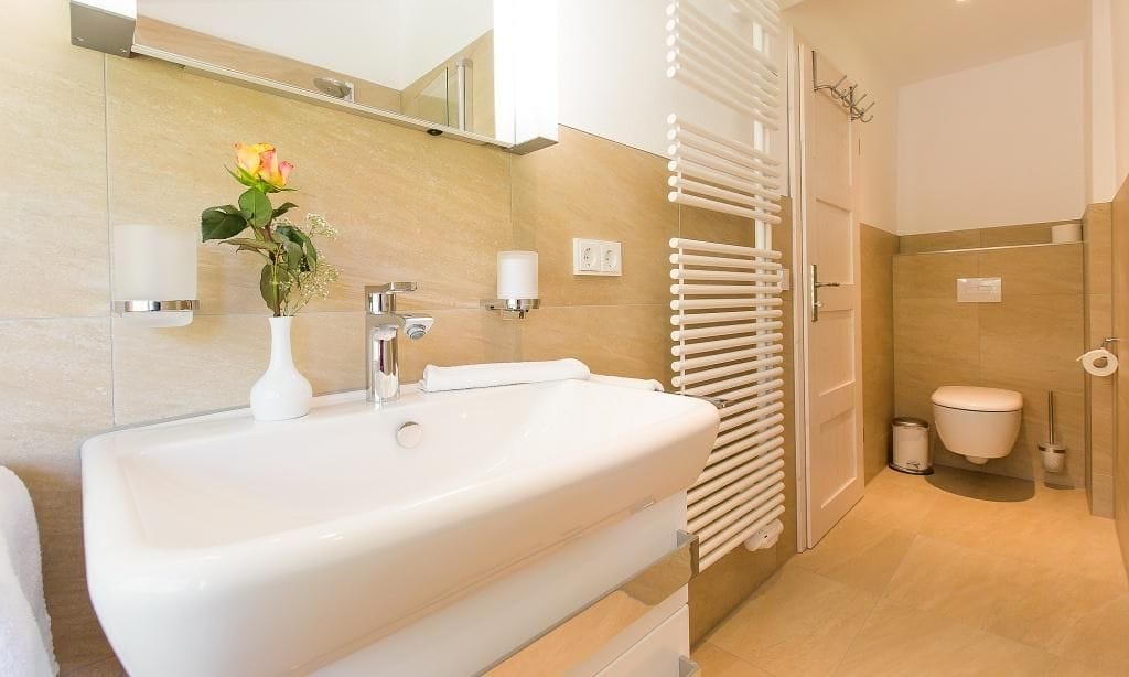 Modernes Badezimmer mit stilvollem Waschtisch