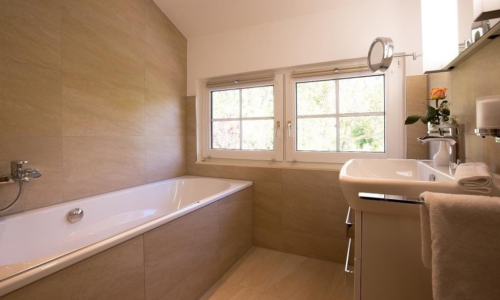 Modernes Badezimmer mit Badewanne und Waschbecken