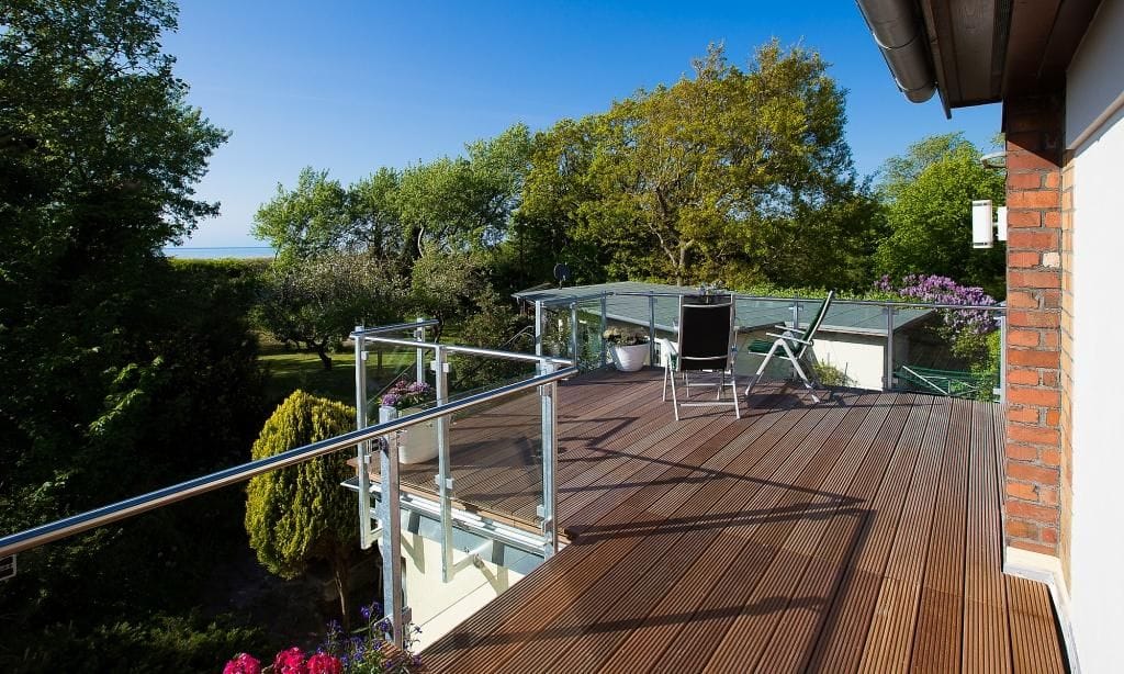 Terrasse mit Holzbelag und Sitzgelegenheit