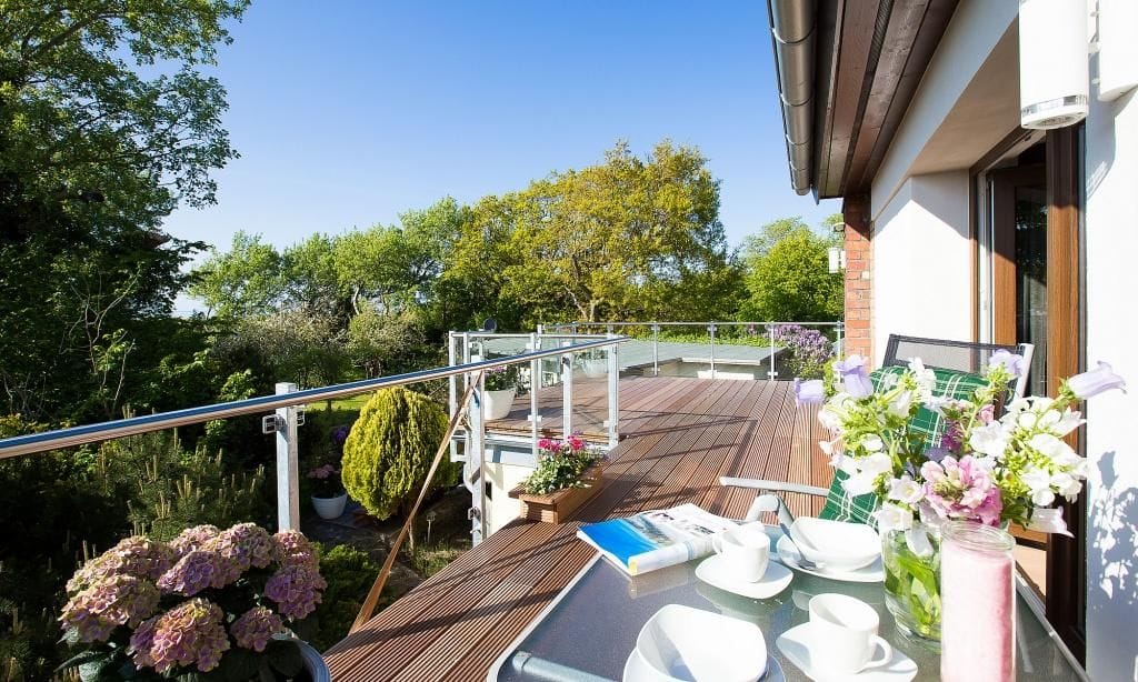 Terrasse mit Tisch und Blumen