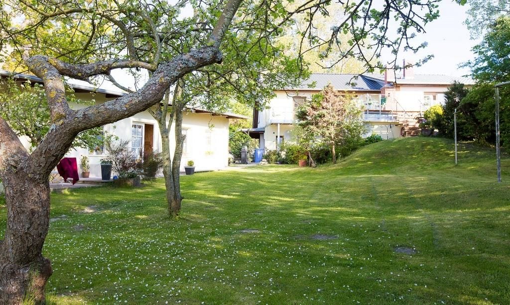 Außenansicht eines Gebäudes in einem Garten