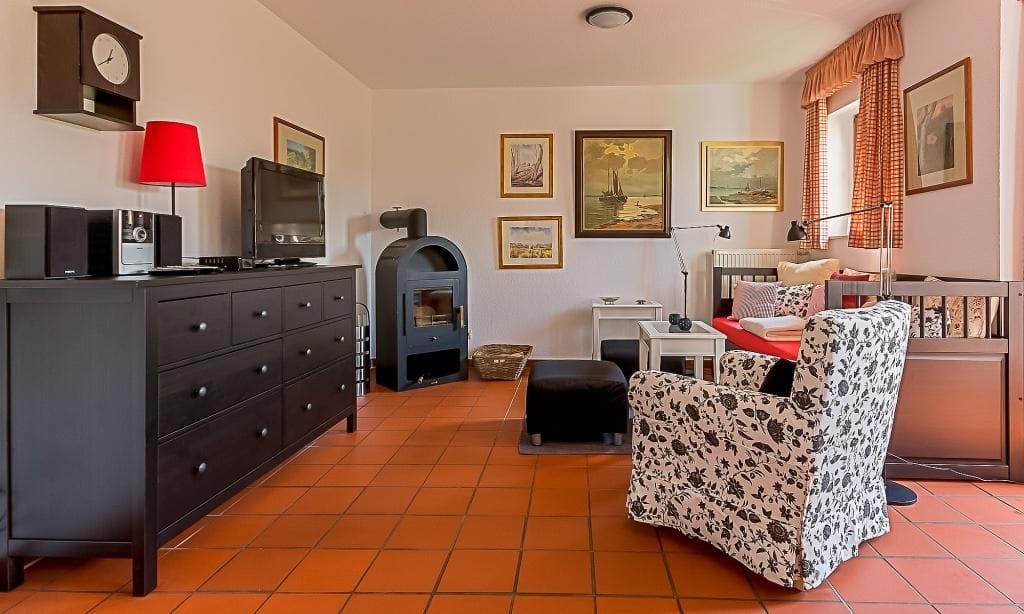 Helles Wohnzimmer mit gemütlichem Sessel