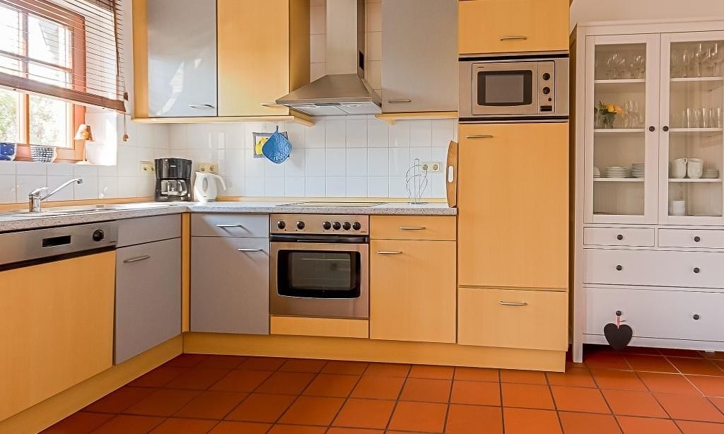 Moderne Küche mit Holzregalen und Geräten