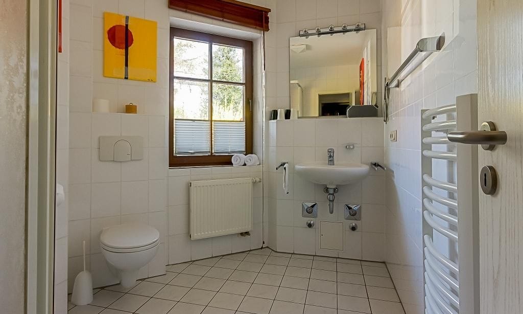Helles Badezimmer mit Waschbecken und Toilette
