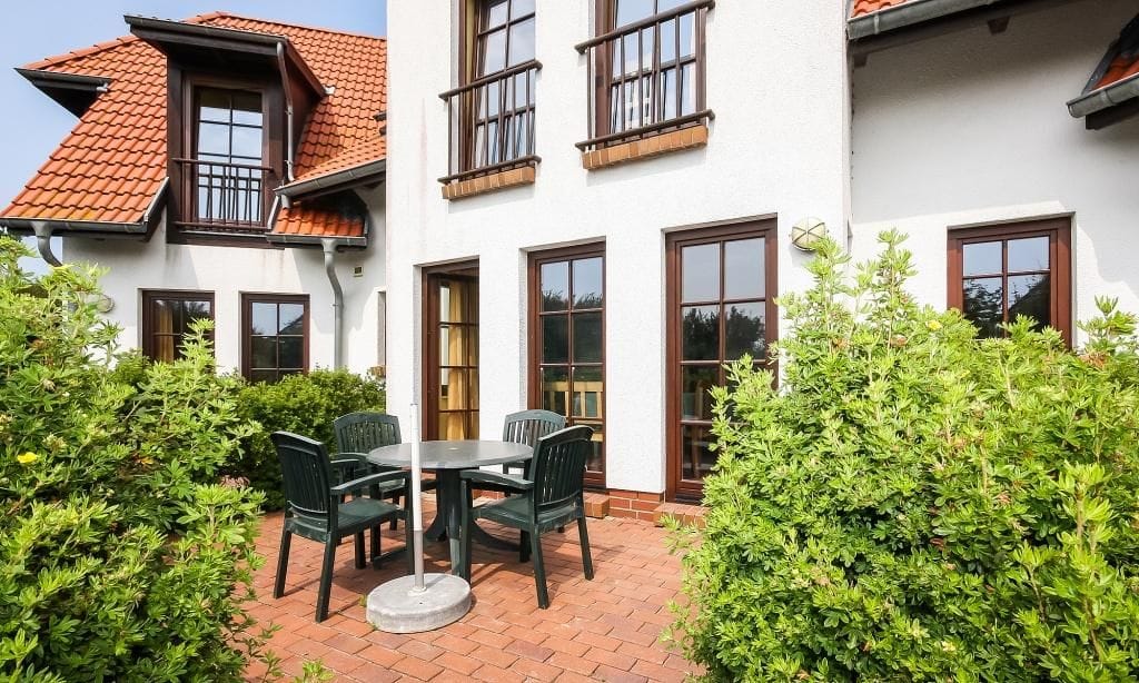 Terrasse mit Tisch und Stühlen