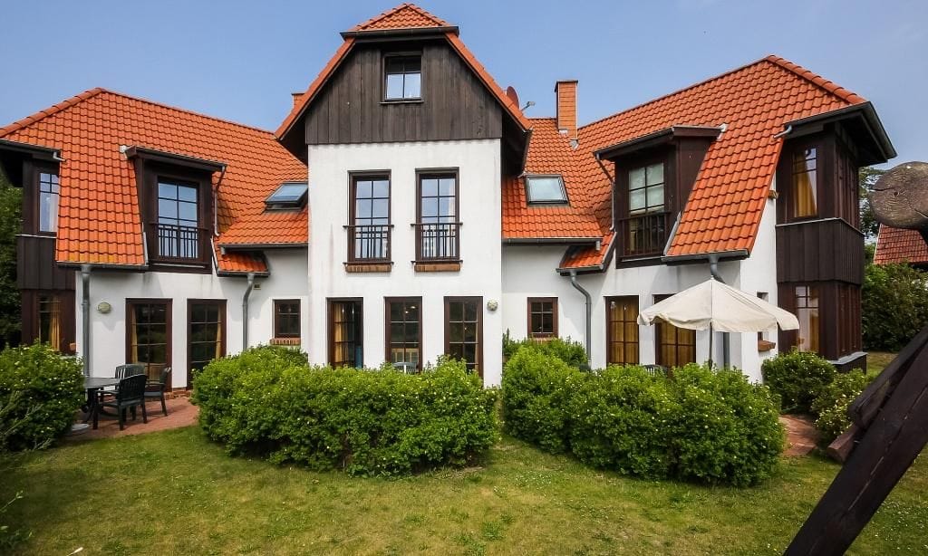 Außenansicht eines stilvollen Ferienhauses mit roten Dachziegeln