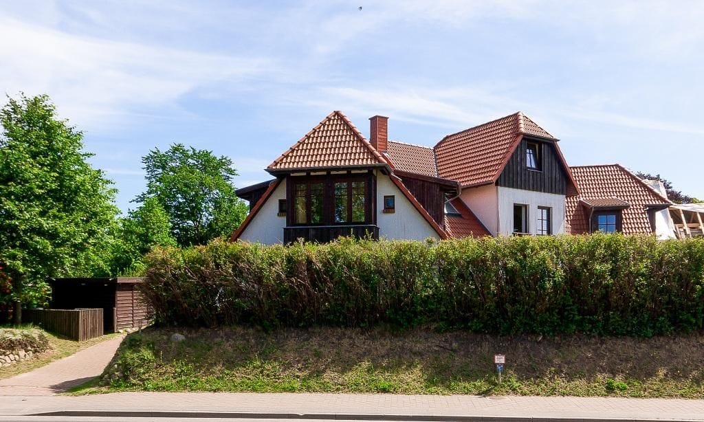 Außenansicht eines Hauses mit rotem Dach