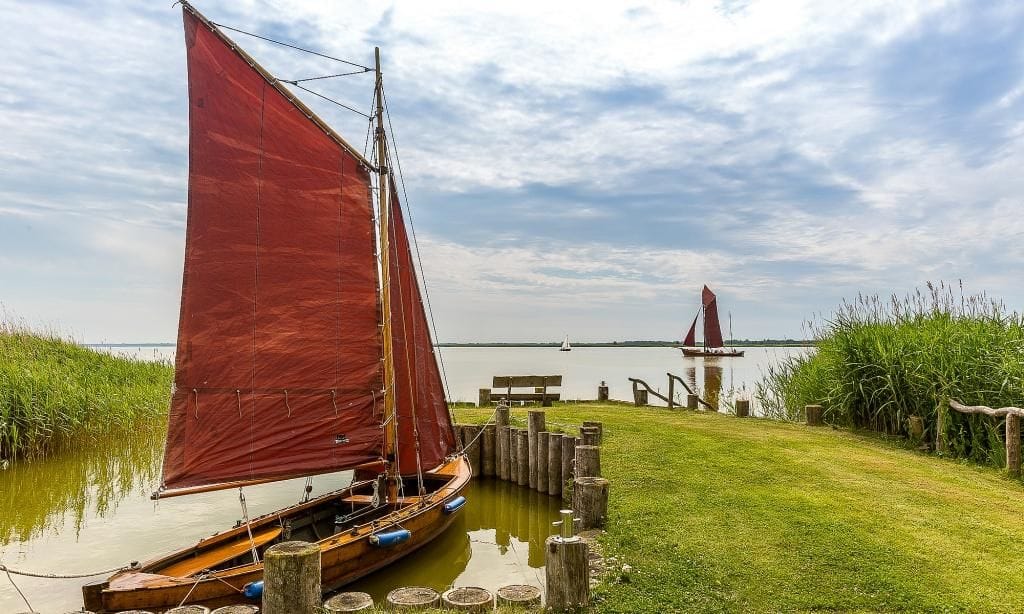 Blick auf Segelboote am ruhigen Gewässer