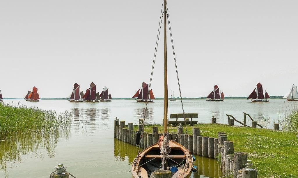 Seeblick mit Boot und Segelbooten
