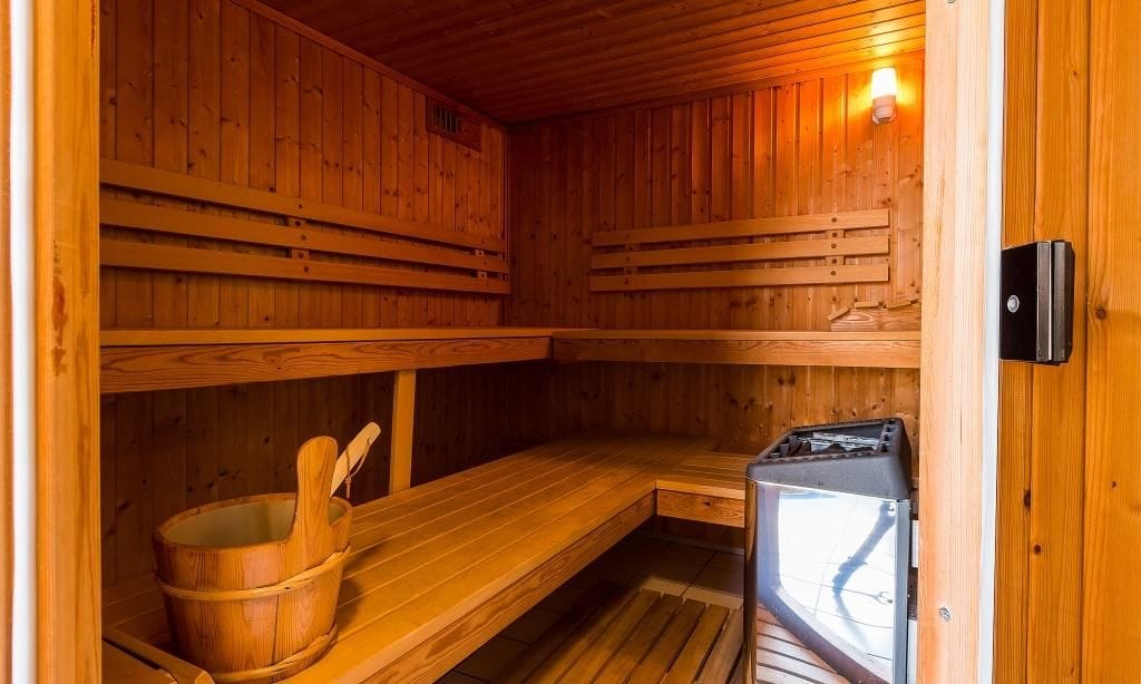 Gemütliche Sauna mit Holzbank und Ofen