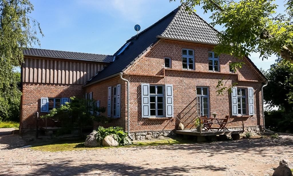 Hauptgebäude des Ferienhauses mit roter Ziegelfassade