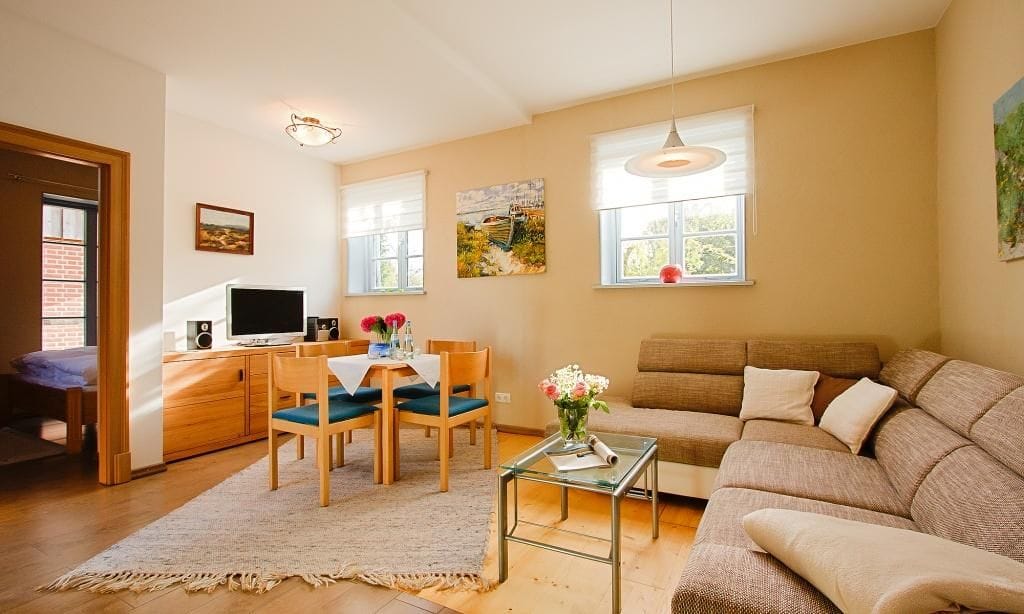 Helles Wohnzimmer mit Sofa und Esstisch