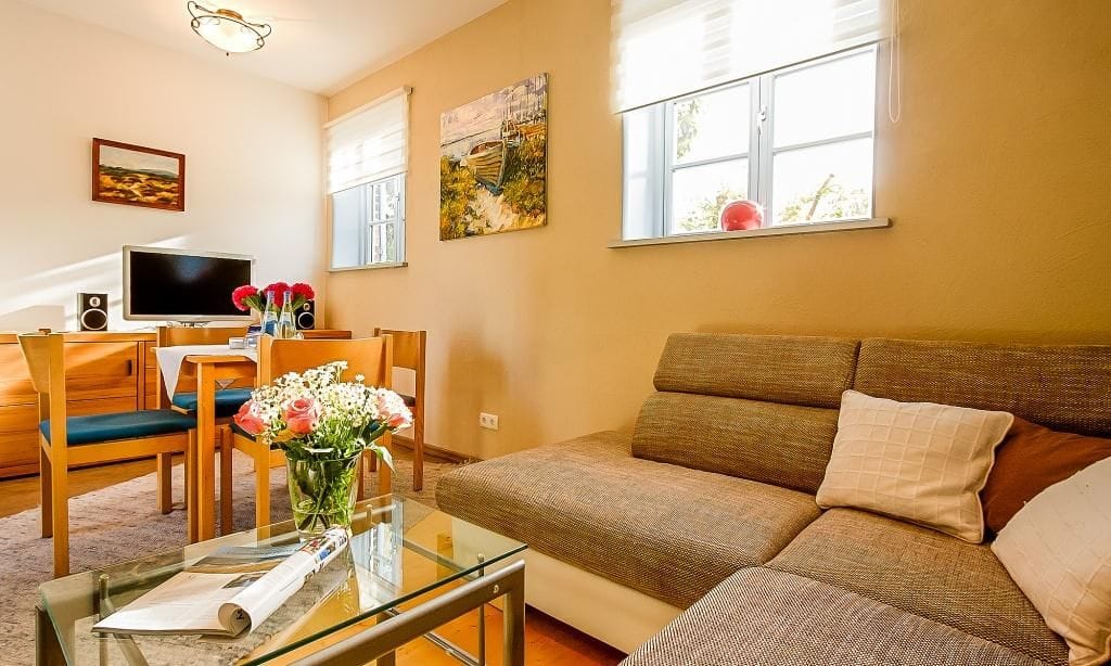 Helles Wohnzimmer mit Sofa und Fernseher