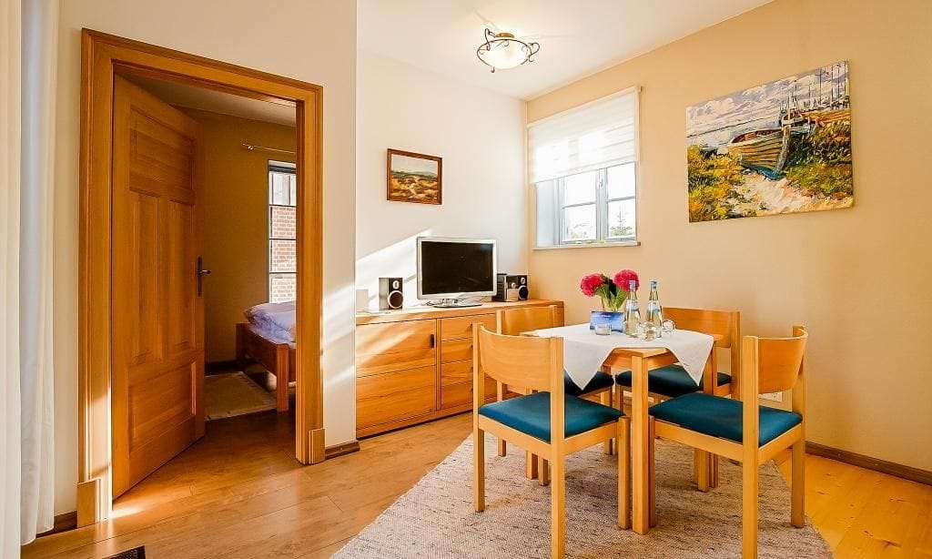 Wohnzimmer mit Esstisch und Fernseher
