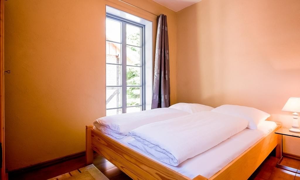 Gemütliches Schlafzimmer mit Doppelbett