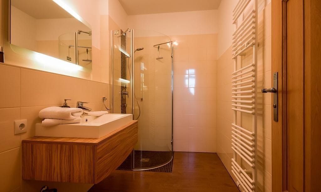 Modernes Badezimmer mit Dusche und Waschtisch