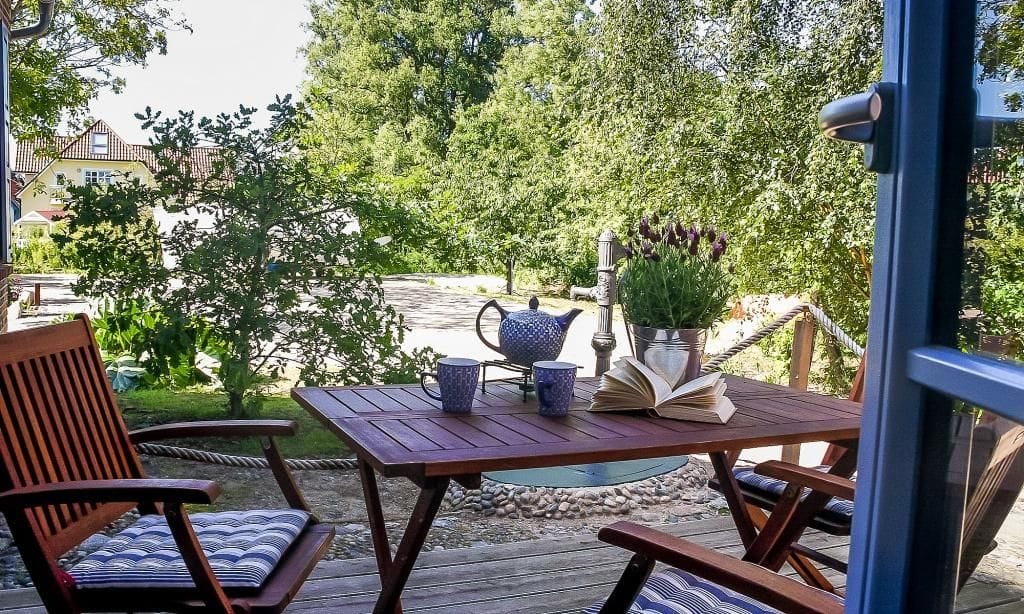 Terrasse mit Tisch und Stühlen