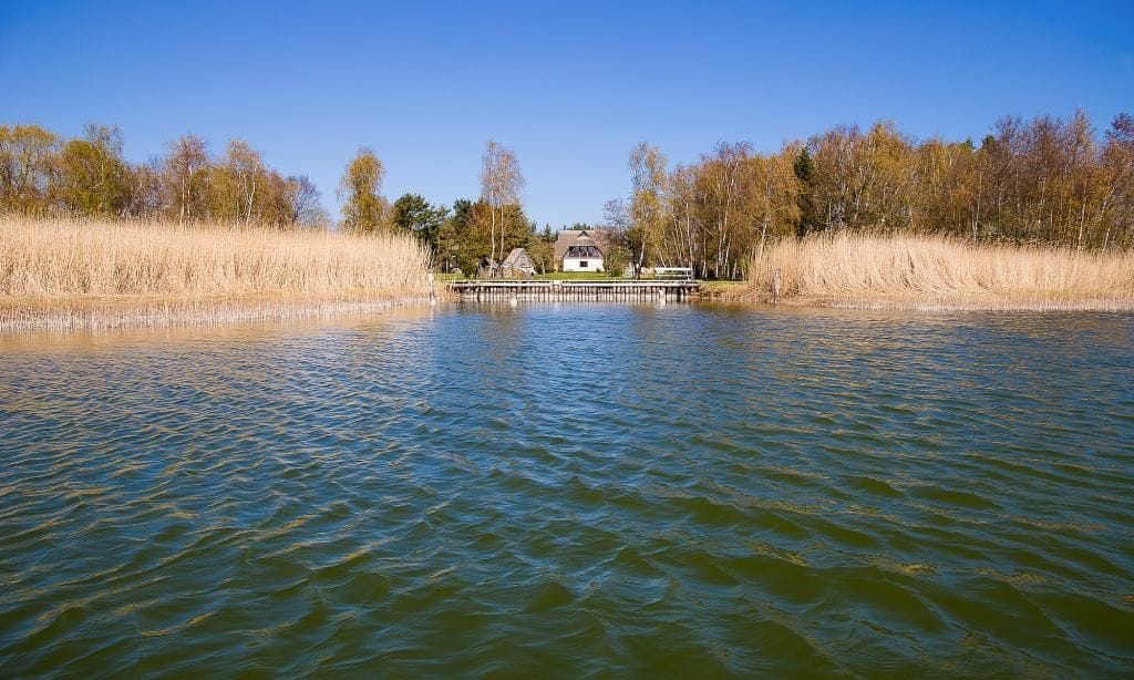 Außenansicht eines Ferienhauses am Wasser