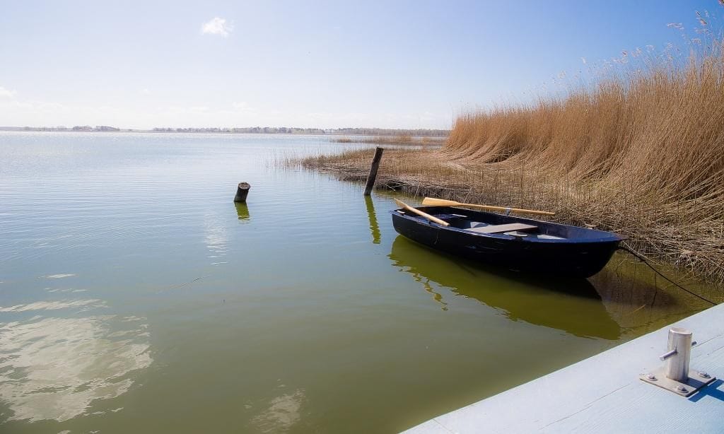 Boot am ruhigen Gewässer