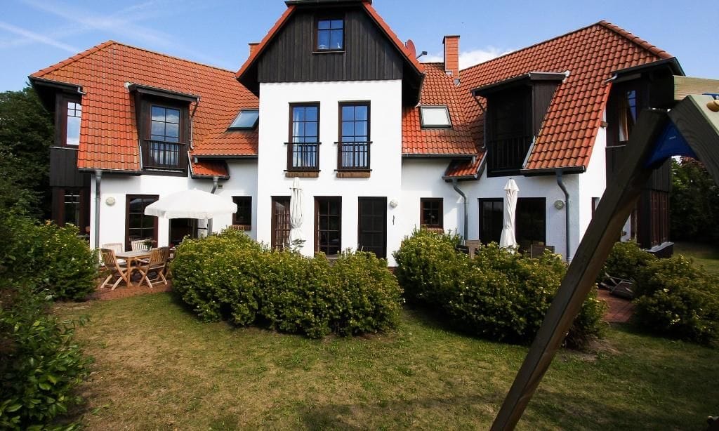 Außenansicht eines Hauses mit Garten und Terrassen