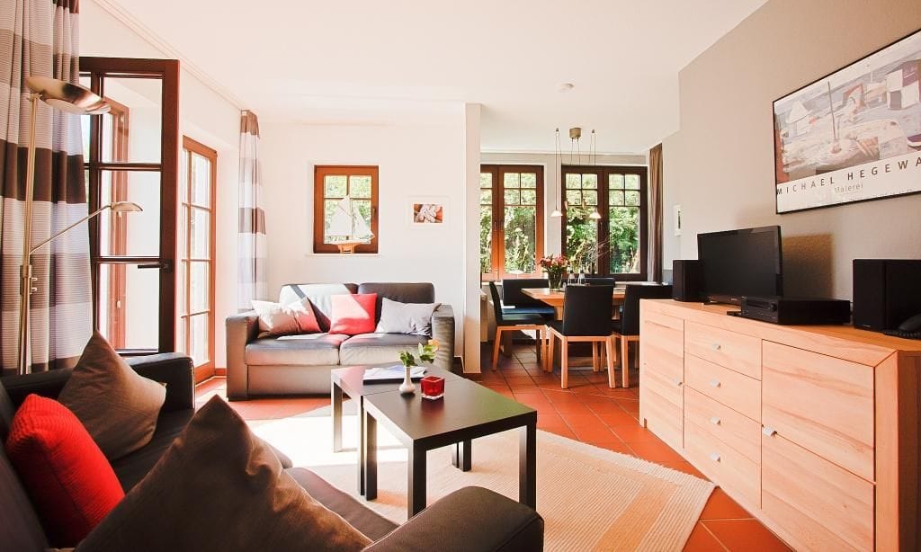 Helles Wohnzimmer mit Sofa und Essbereich