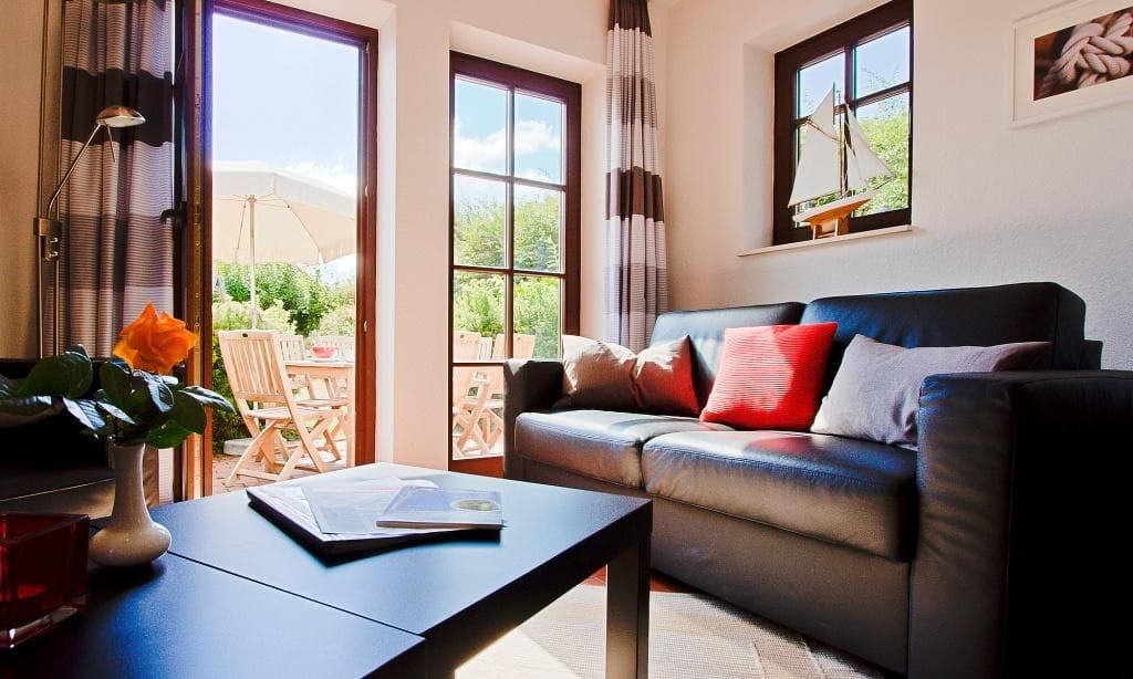 Wohnzimmer mit Zugang zur Terrasse