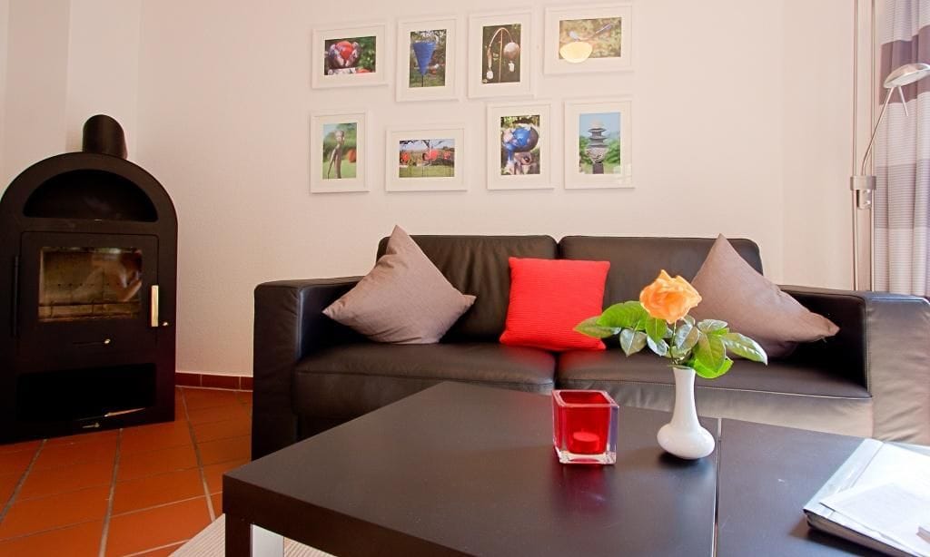 Gemütliches Wohnzimmer mit Sofa und Kamin