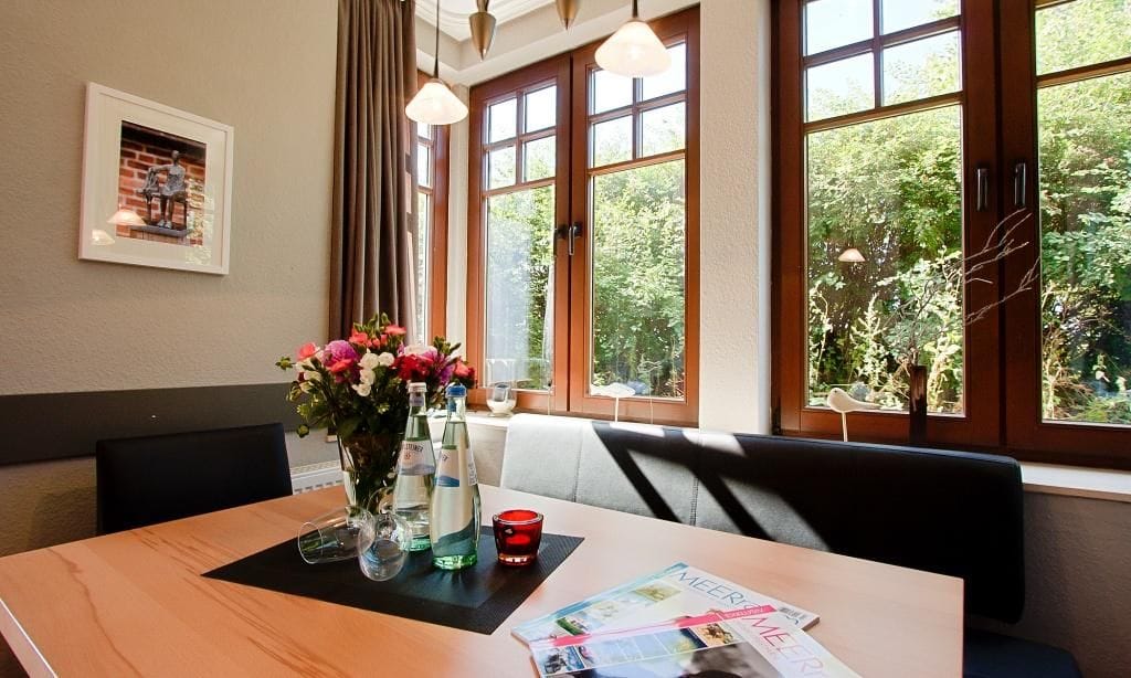 Helle Küche mit Tisch und Blumen