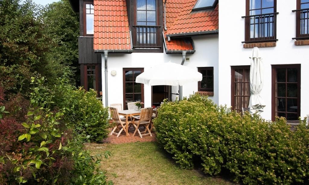 Terrasse mit Tisch und Stühlen