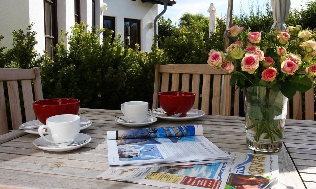 Terrasse mit Tisch und Blumen