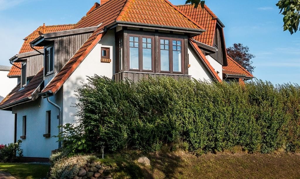 Außenansicht eines charmanten Hauses mit Ziegeldach