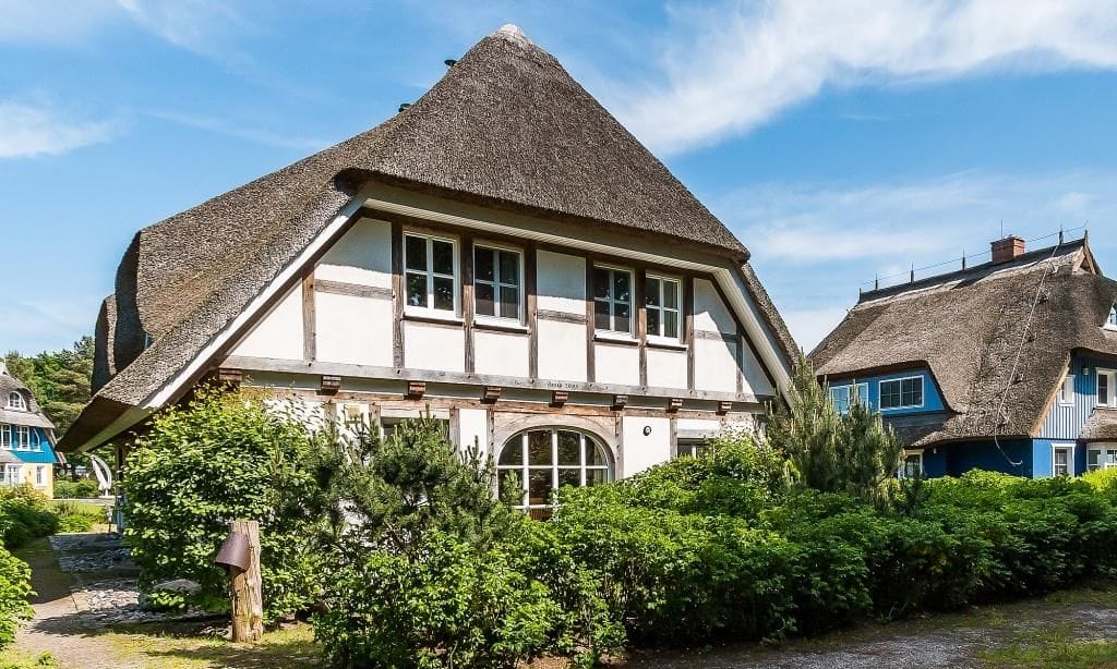 Außenansicht eines charmanten Reetdachhauses