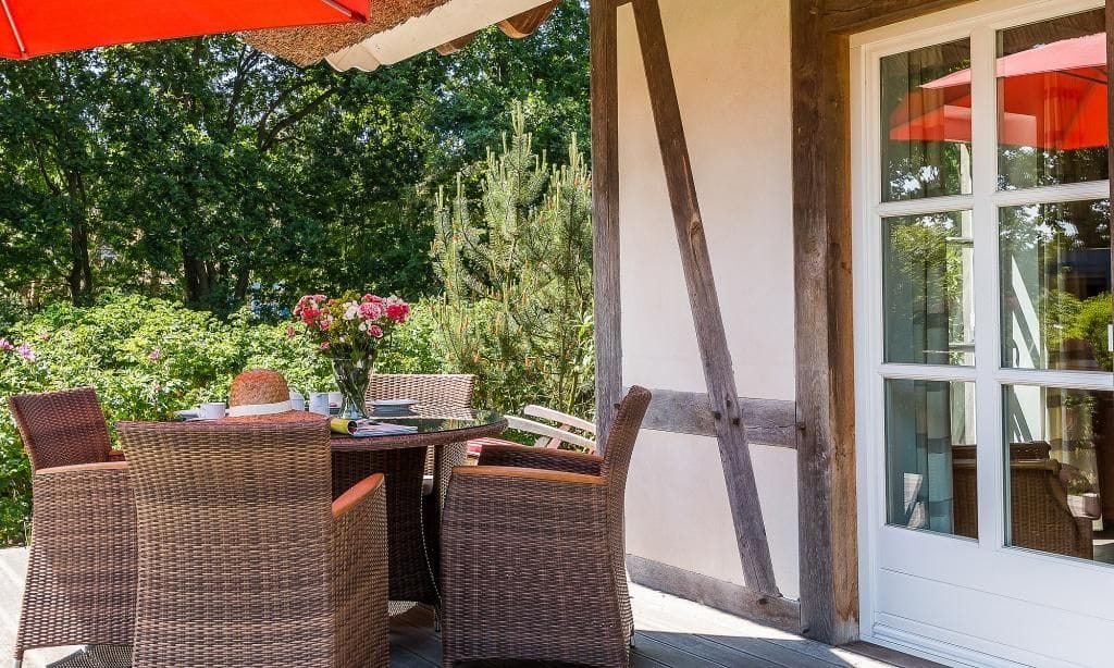 Terrasse mit Esstisch und Gartenblick