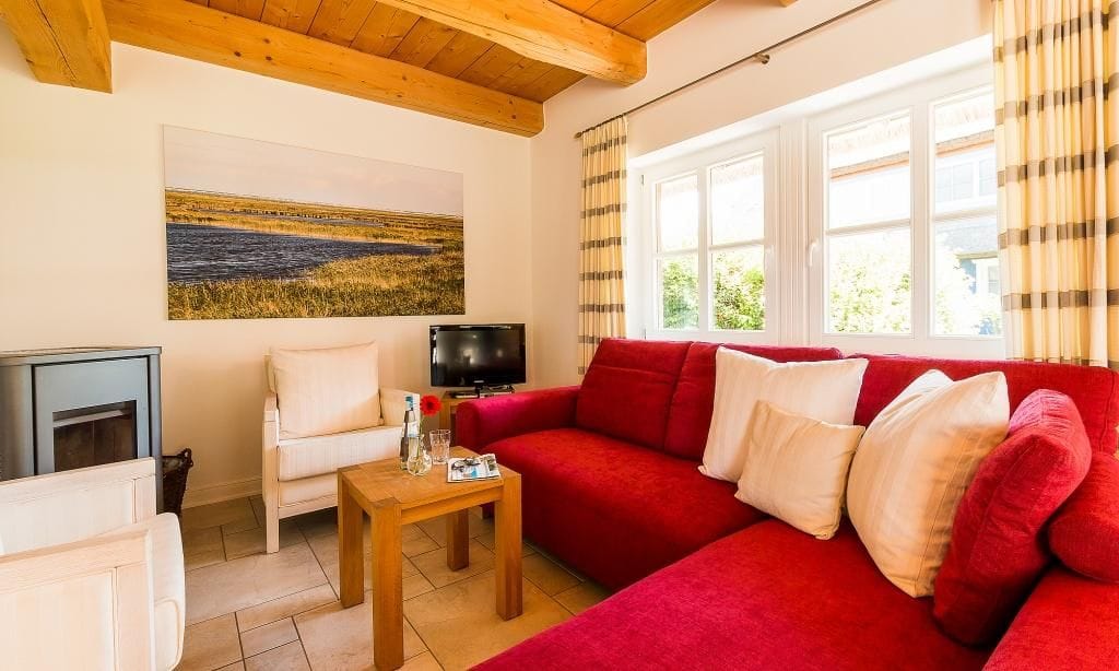 Gemütliches Wohnzimmer mit rotem Sofa