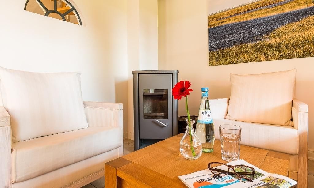 Gemütliches Wohnzimmer mit Sessel und Tisch