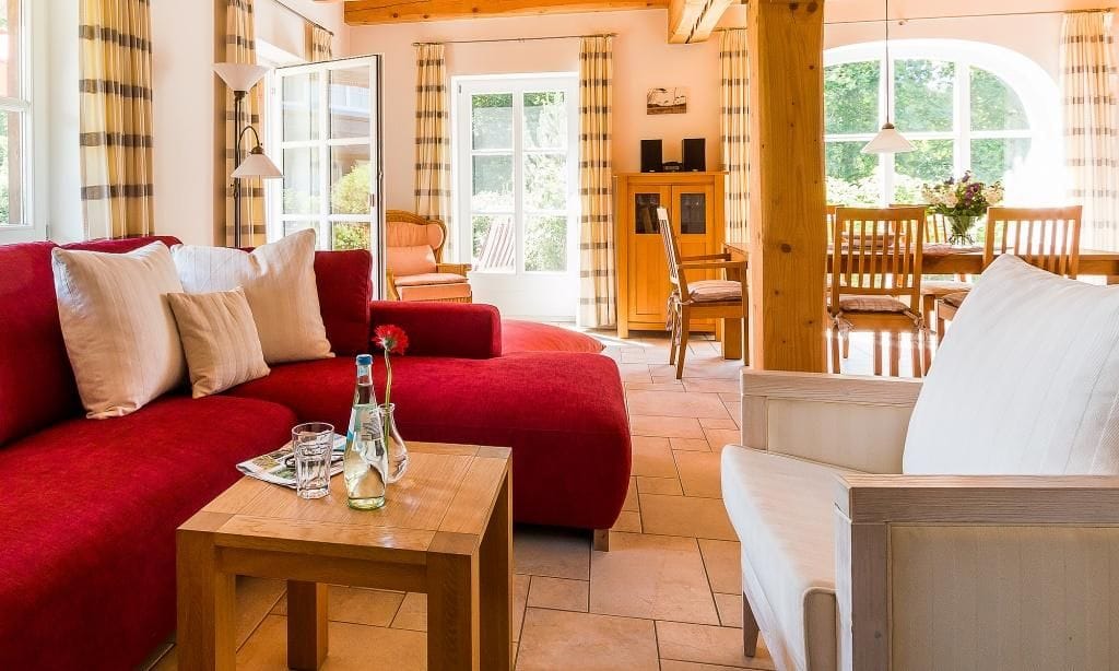 Heller Wohnbereich mit roten Sofas