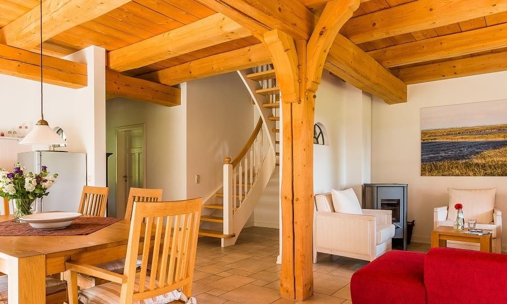 Helles Wohnzimmer mit Esstisch und Couch