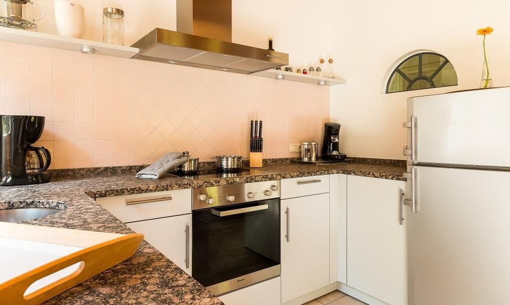 Moderne Küche mit Granitarbeitsplatten und Geräten