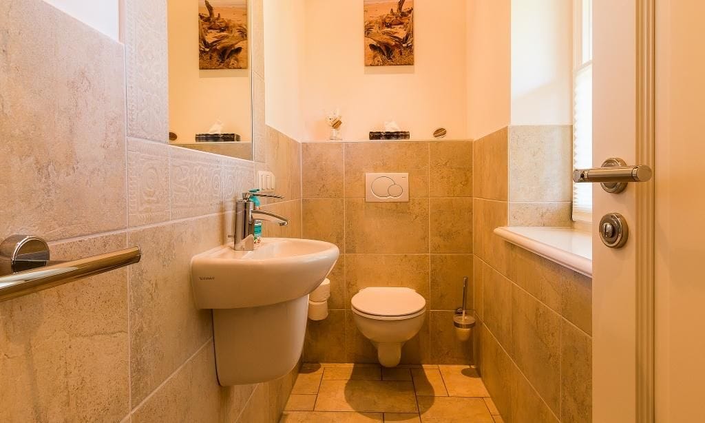 Modernes Badezimmer mit WC und Waschbecken