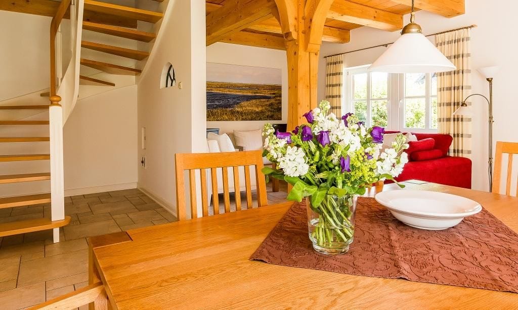 Helle Küche mit Holzinterieur und Esstisch