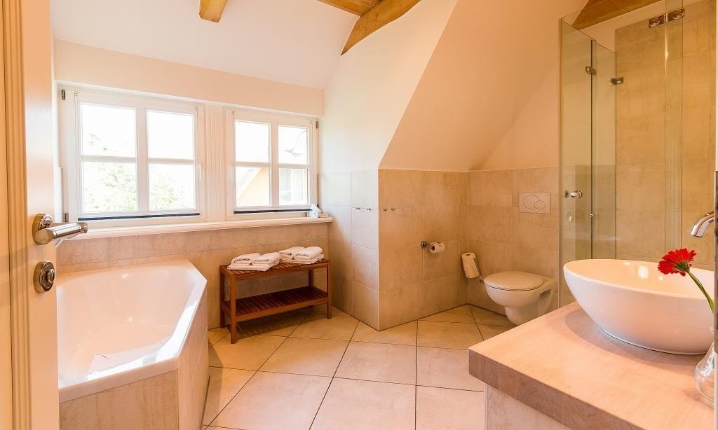 Helles Badezimmer mit Badewanne und Dusche