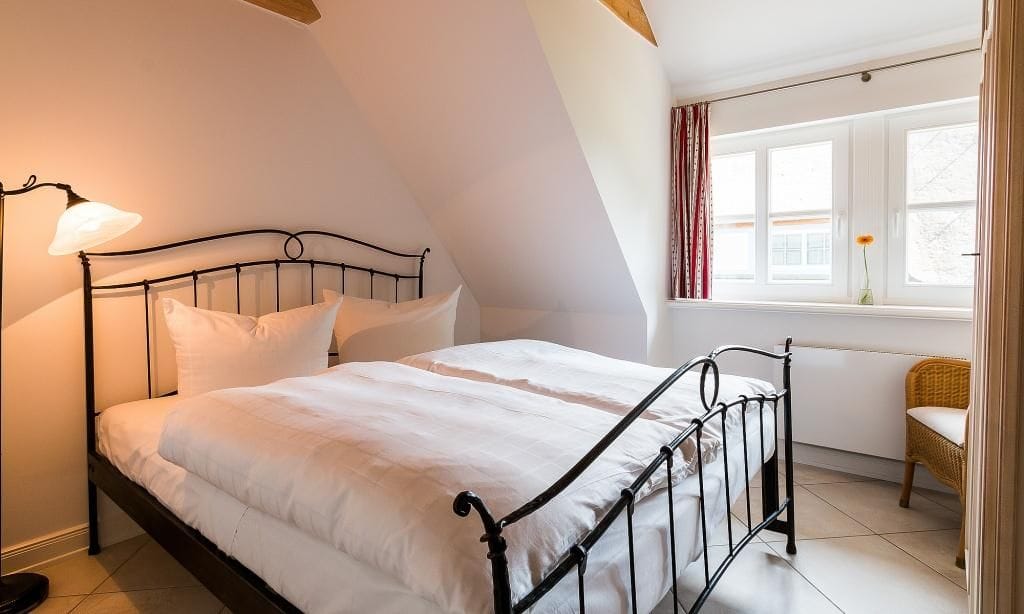 Gemütliches Schlafzimmer mit Doppelbett