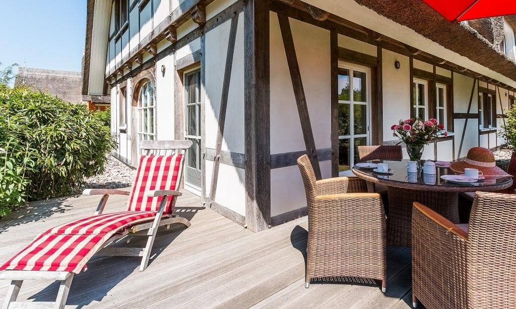 Terrasse mit Gartenmöbeln und Liegestuhl