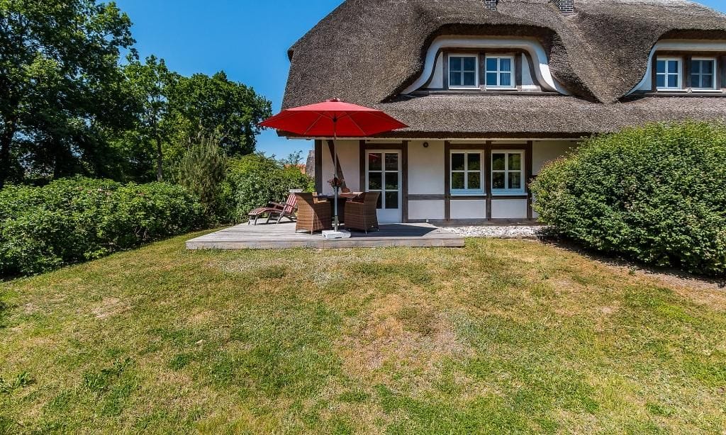 Terrasse mit Tisch und Stühlen