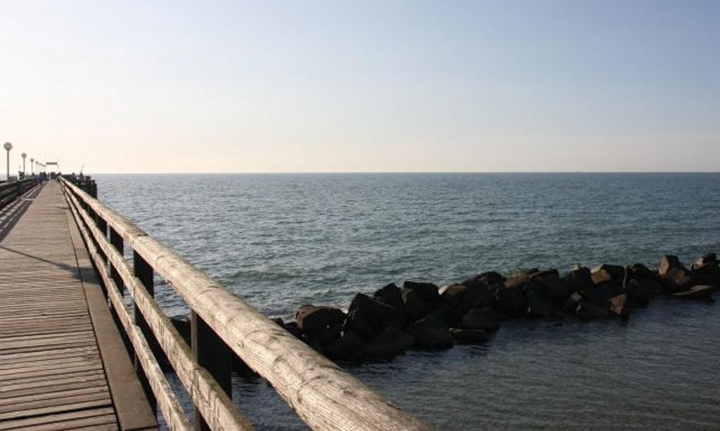 Aussicht vom Holzsteg auf das Meer