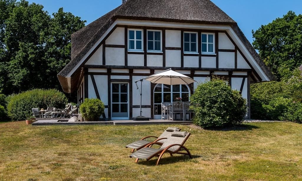 Außenansicht eines traditionellen Hauses mit Garten